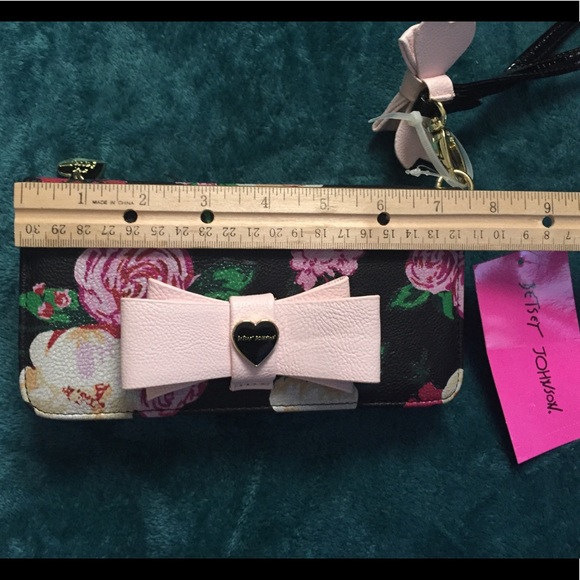 Betsey Johnson Beautiful Floral Bow Wristlet New - Picture 3 of 9